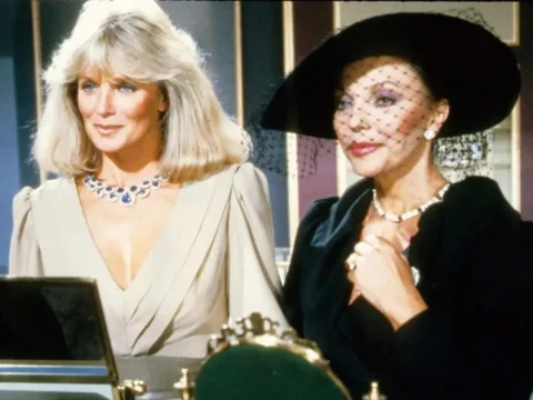 Linda Evans (à esq.) com Joan Collins em Dinastia Linda Evans (à esq.) com Joan Collins em Dinastia