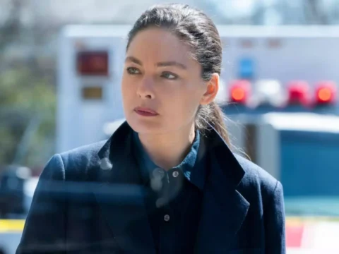 Alexa Davalos em cena de FBI: Os Mais Procurados