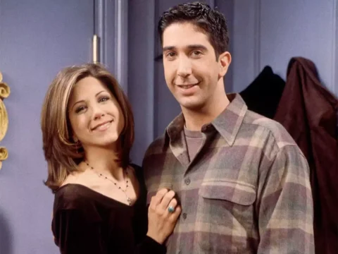 Jennifer Aniston com David Schwimmer em Friends; eles seriam OS protagonistas