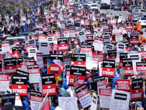 Manifestação de roteiristas nas ruas de Los Angeles