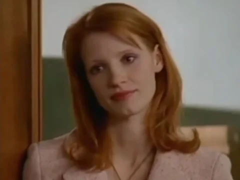 Jessica Chastain em cena de Law & Order: Trial by Jury