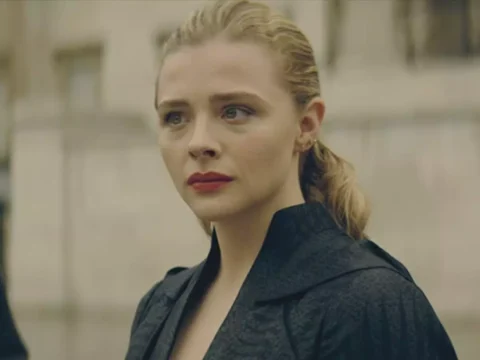 Chloë Grace Moretz em cena de Periféricos