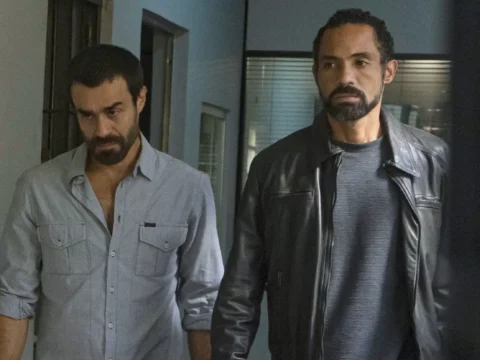 Erom Cordeiro (à esq.) e Silvio Guindane em cena de A Divisão Erom Cordeiro (à esq.) e Silvio Guindane em cena de A Divisão