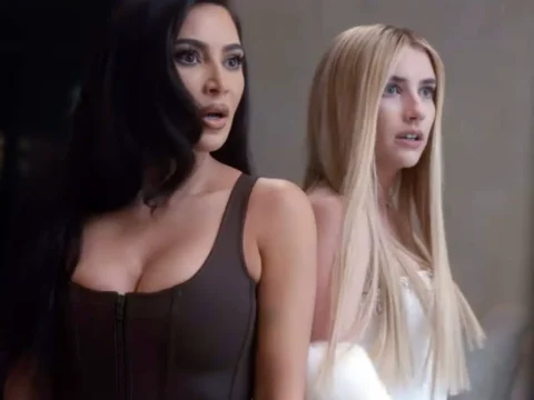 Kim Kardashian (à esq.) com Emma Roberts em AHS: Delicate