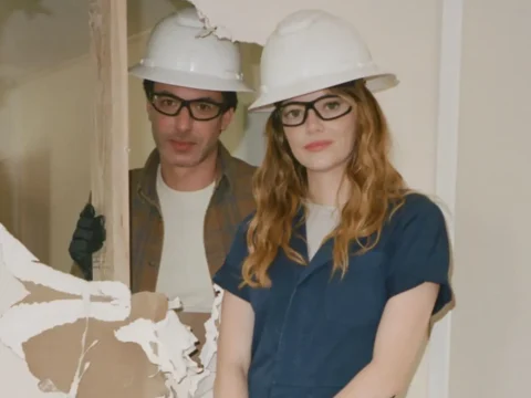 Nathan Fielder com Emma Stone em The Curse