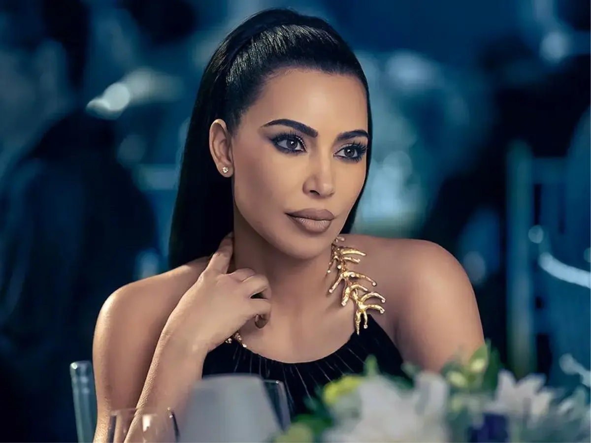 Kim Kardashian em cena de American Horror Story: Delicate