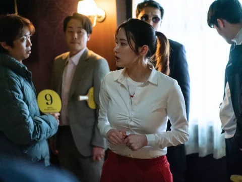 Jeon Jong-seo (de branco) em cena de Barganha