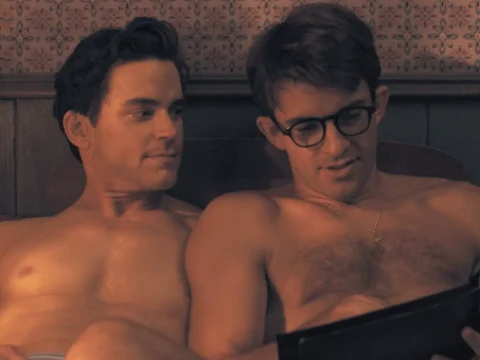 Matt Bomer (à esq.) com Jonathan Bailey em Companheiros de Viagem Matt Bomer (à esq.) com Jonathan Bailey em Companheiros de Viagem
