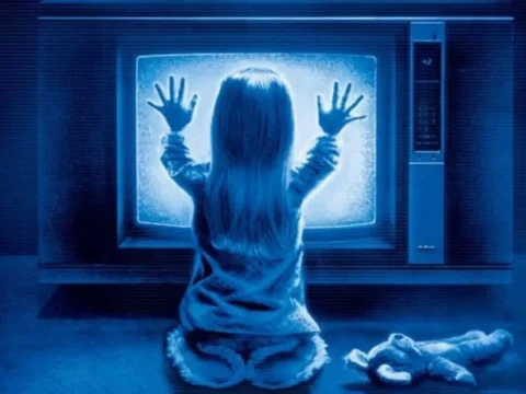 Pôster do filme Poltergeist, lançado em 1982