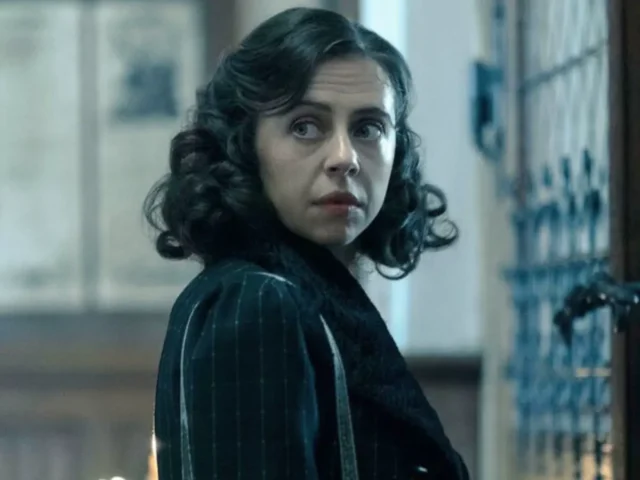 Bel Powley na minissérie A Small Light
