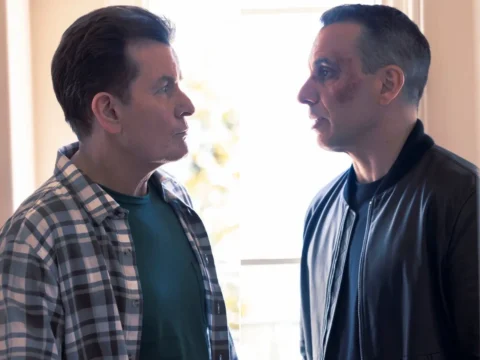 Charlie Sheen (à esq.) com Sebastian Maniscalco em Bookie