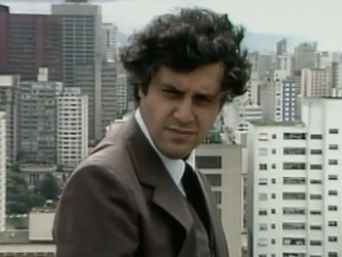 Antonio Fagundes e o skyline de São Paulo em Avenida Paulista