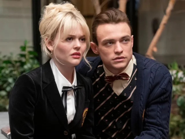 Emily Alyn Lind com Thomas Doherty na nova Gossip Girl