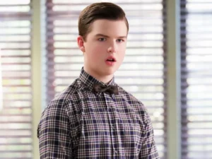 Iain Armitage em cena de Young Sheldon