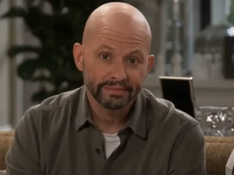 Jon Cryer em trailer da sitcom Extended Family