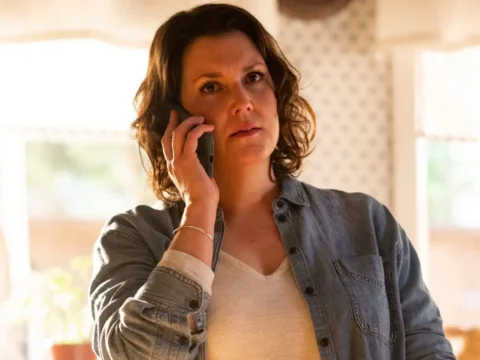 Melanie Lynskey em cena de Yellowjackets