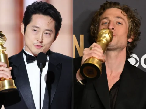 Steven Yeun (à esq.) e Jeremy Allen White com os troféus do Globo de Ouro de 2024