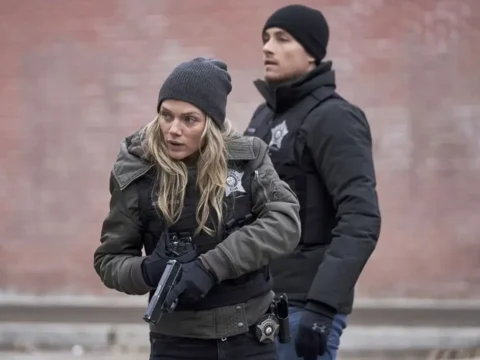Tracy Spiridakos com Jesse Lee Soffer em Chicago P.D. Tracy Spiridakos com Jesse Lee Soffer em Chicago P.D.