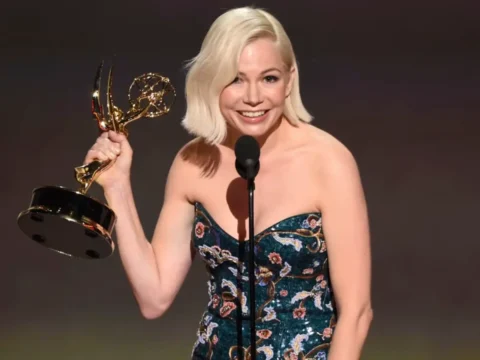 Michelle Williams com Emmy ganho, em 2019, por Fosse/Verdon Michelle Williams com Emmy ganho, em 2019, por Fosse/Verdon