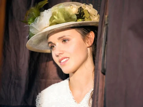 Poppy Drayton como Elizabeth Thatcher no filme Quando Chama o Coração