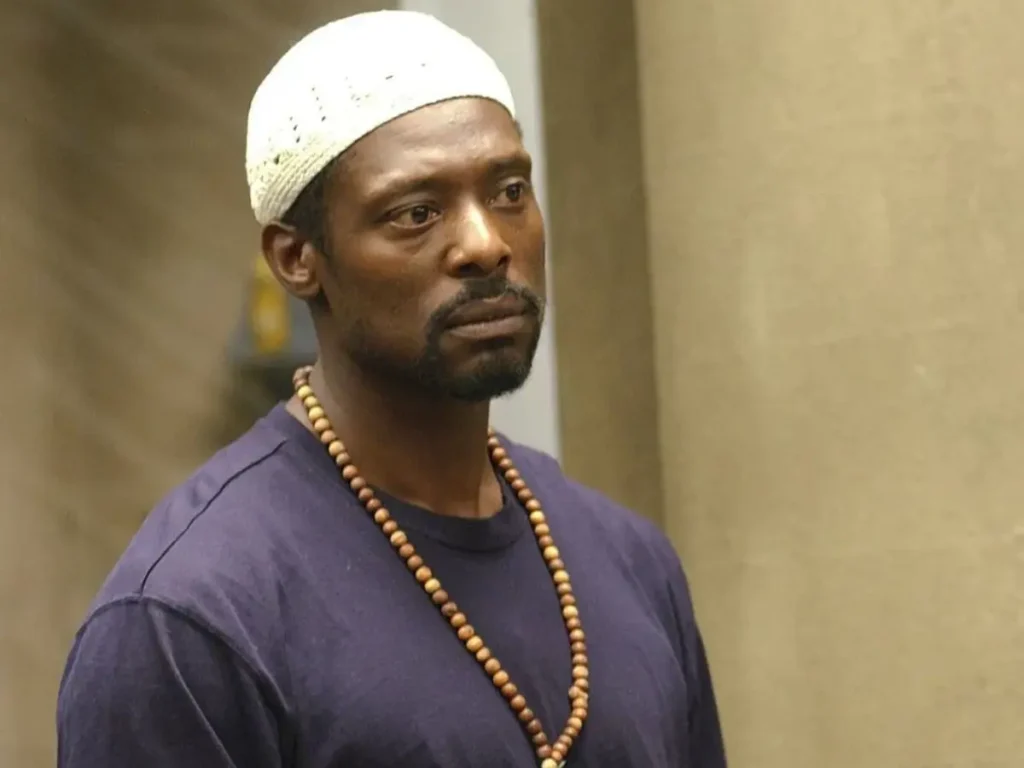 Eamonn Walker em cena da série Oz