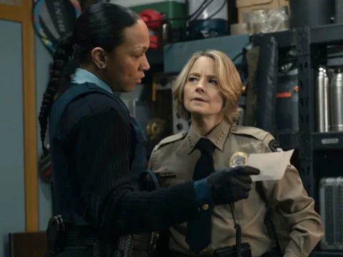 Kali Reis (à esq.) com Jodie Foster em True Detective: Terra Noturna Kali Reis (à esq.) com Jodie Foster em True Detective: Terra Noturna