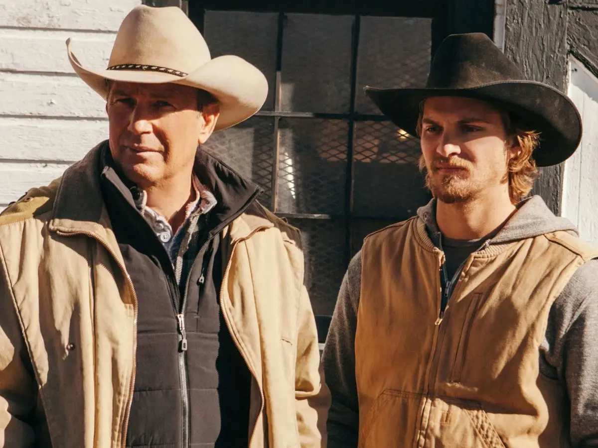 Kevin Costner (à esq.) com Luke Grimes em Yellowstone