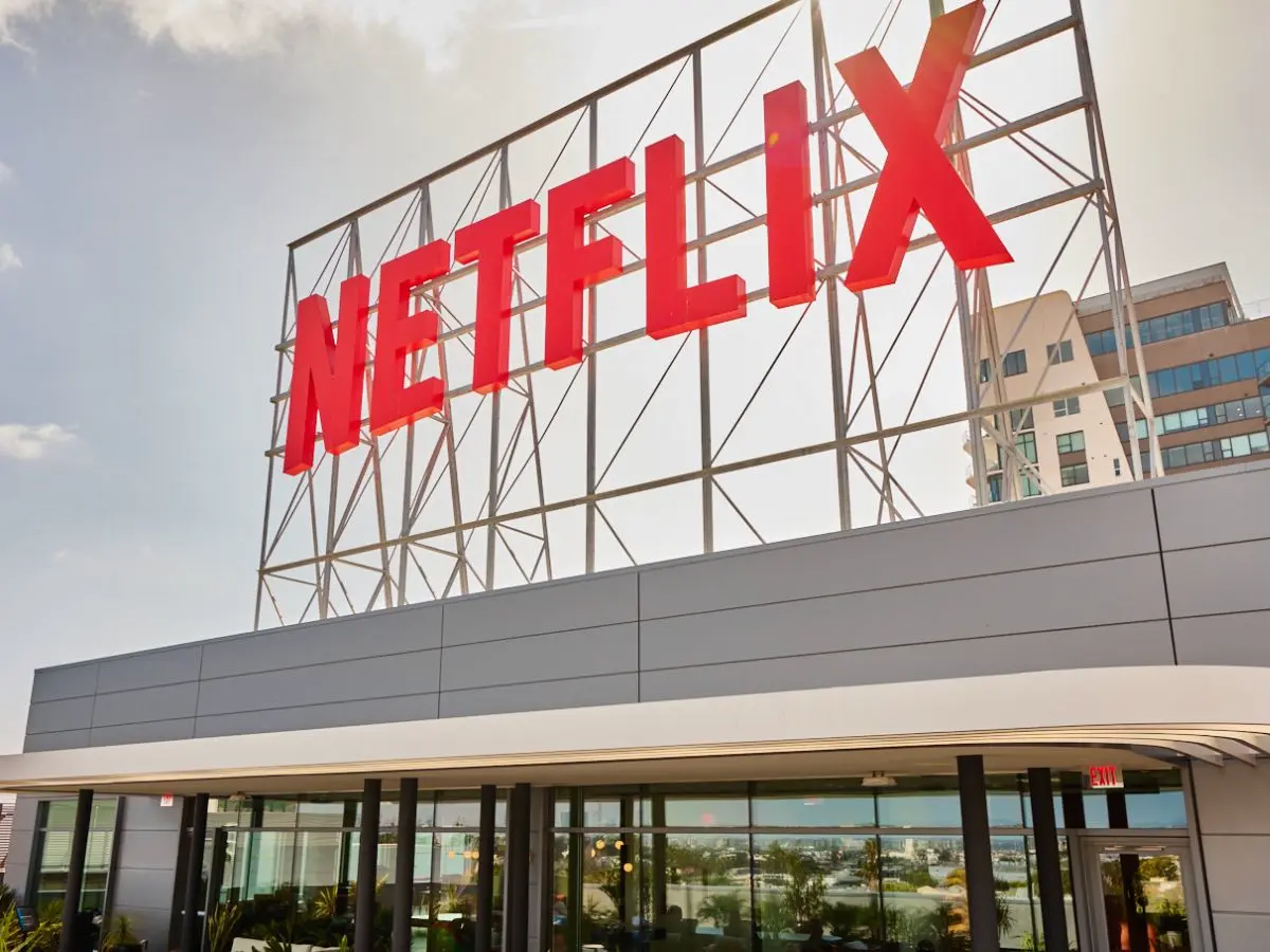 Letreiro da Netflix na seda da empresa, em Los Angeles