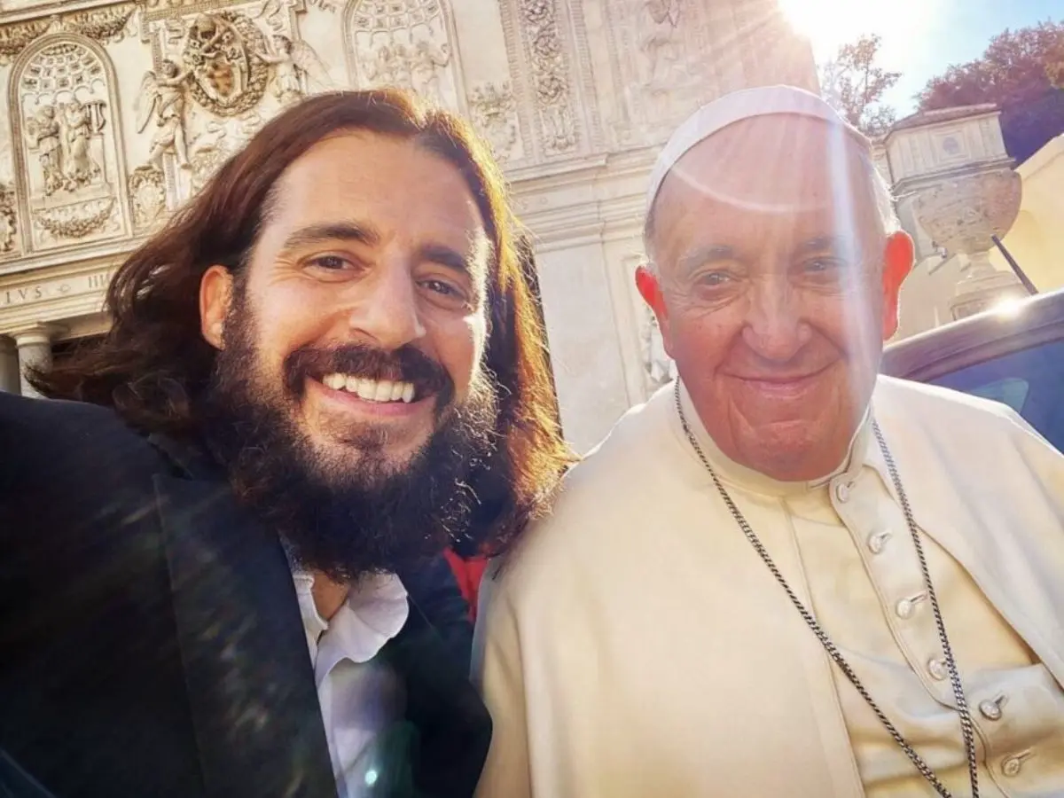 Jonathan Roumie em encontro com o papa Francisco