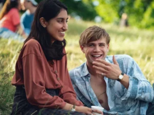 Ambika Mod com Leo Woodall em Um Dia