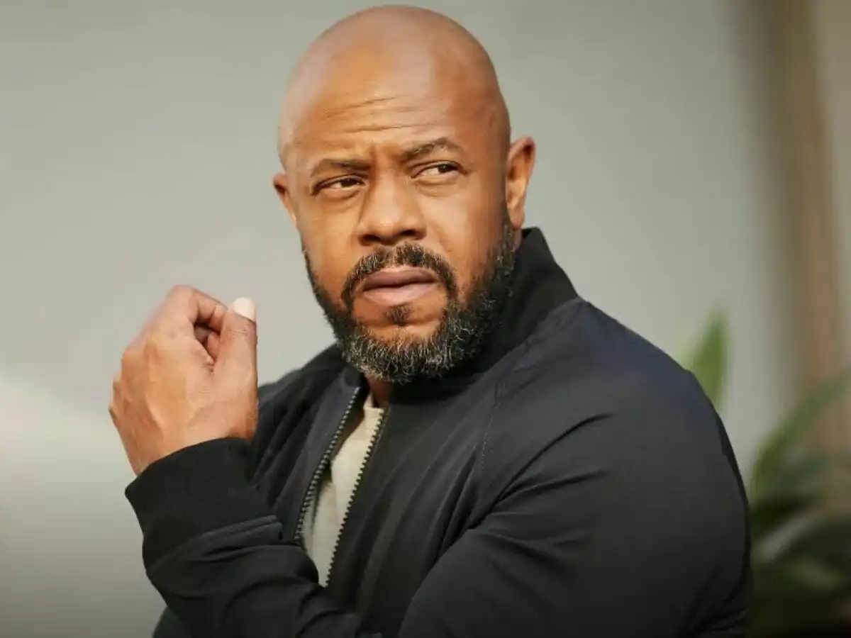 Rockmond Dunbar em cena da série 911