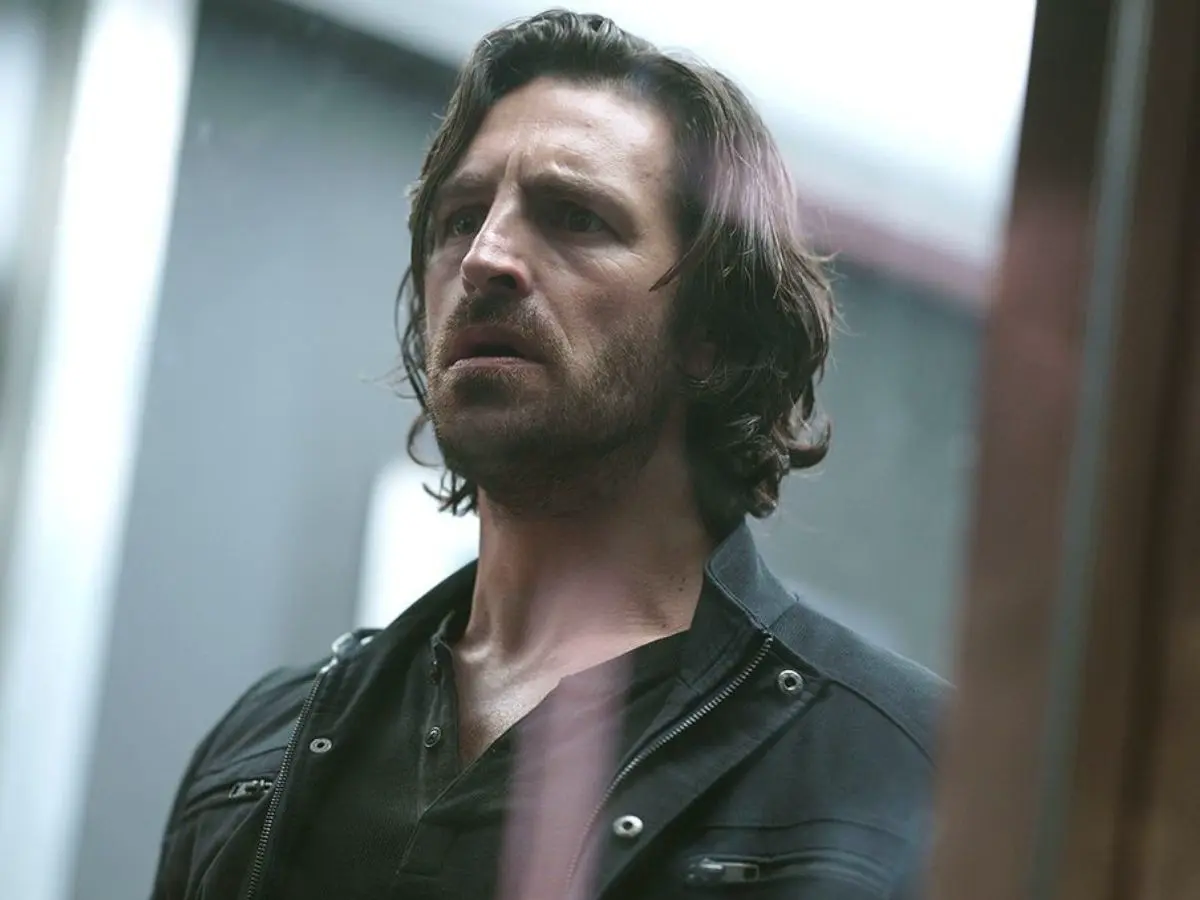 Eoin Macken em cena de La Brea