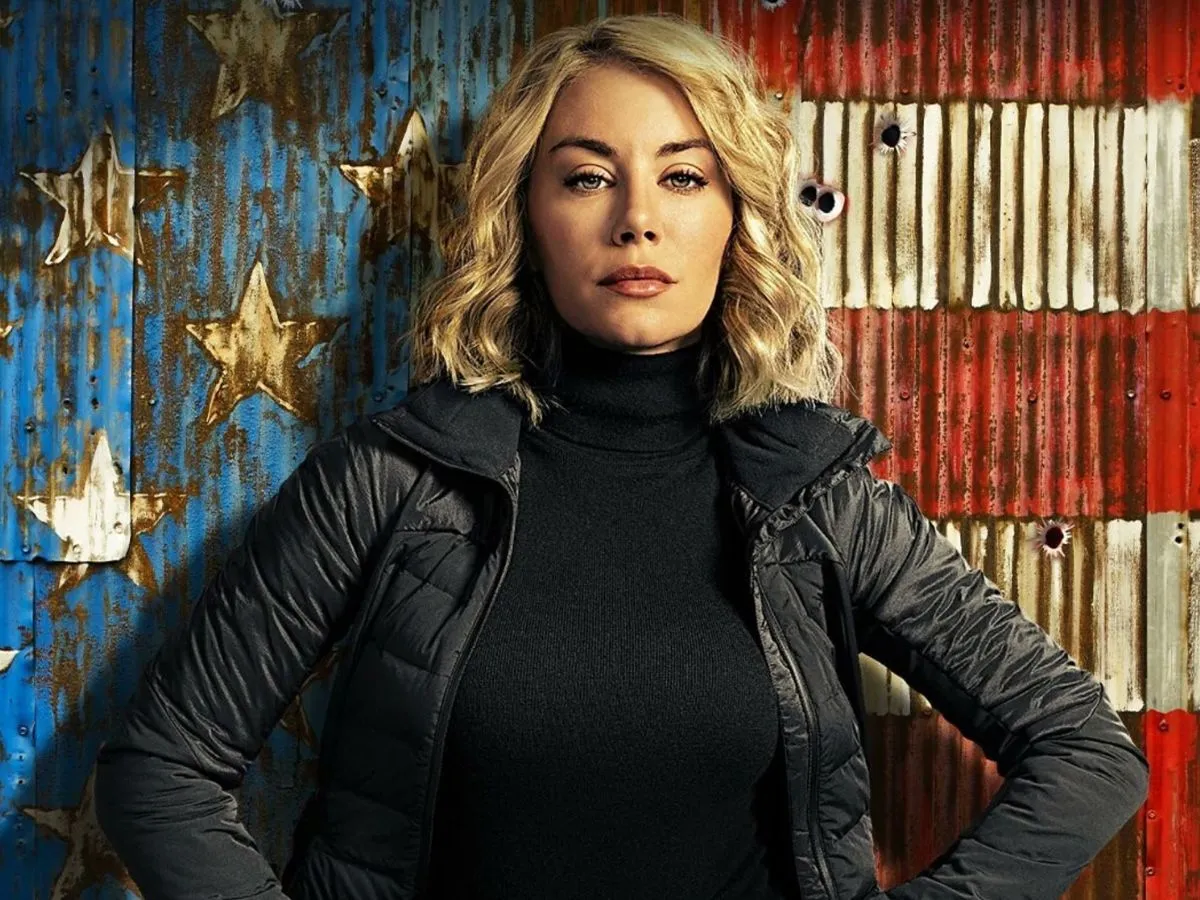 Jennifer Holland em pôster da série Pacificador