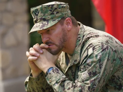 David Boreanaz em cena do drama militar Seal Team David Boreanaz em cena do drama militar Seal Team