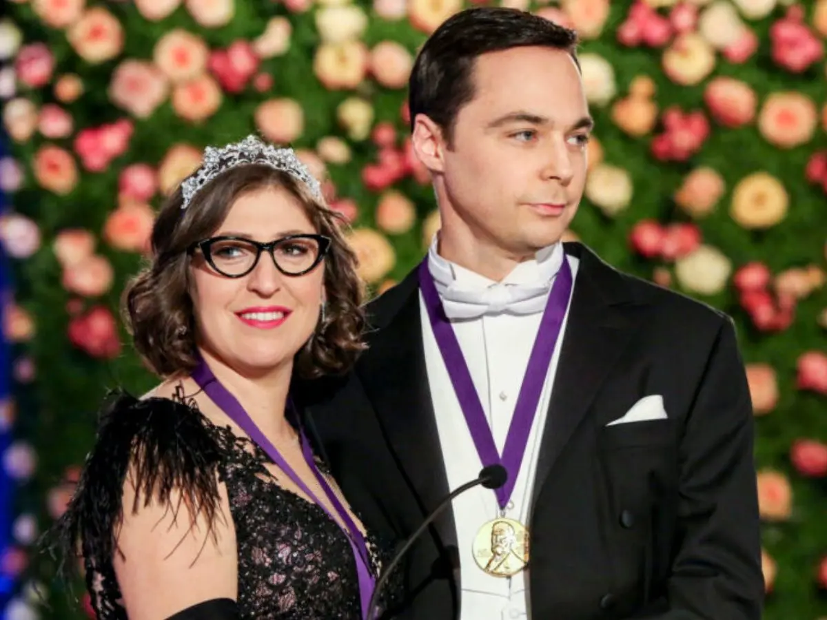 Mayim Bialik com Jim Parsons no final de The Big Bang Theory