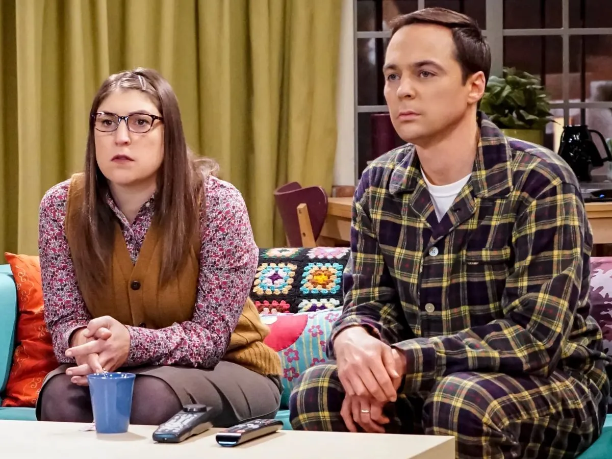 Mayim Bialik e Jim Parsons em The Big Bang Theory