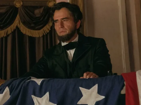 Hamish Linklater como Abraham Lincoln em Último Ato Hamish Linklater como Abraham Lincoln em Último Ato