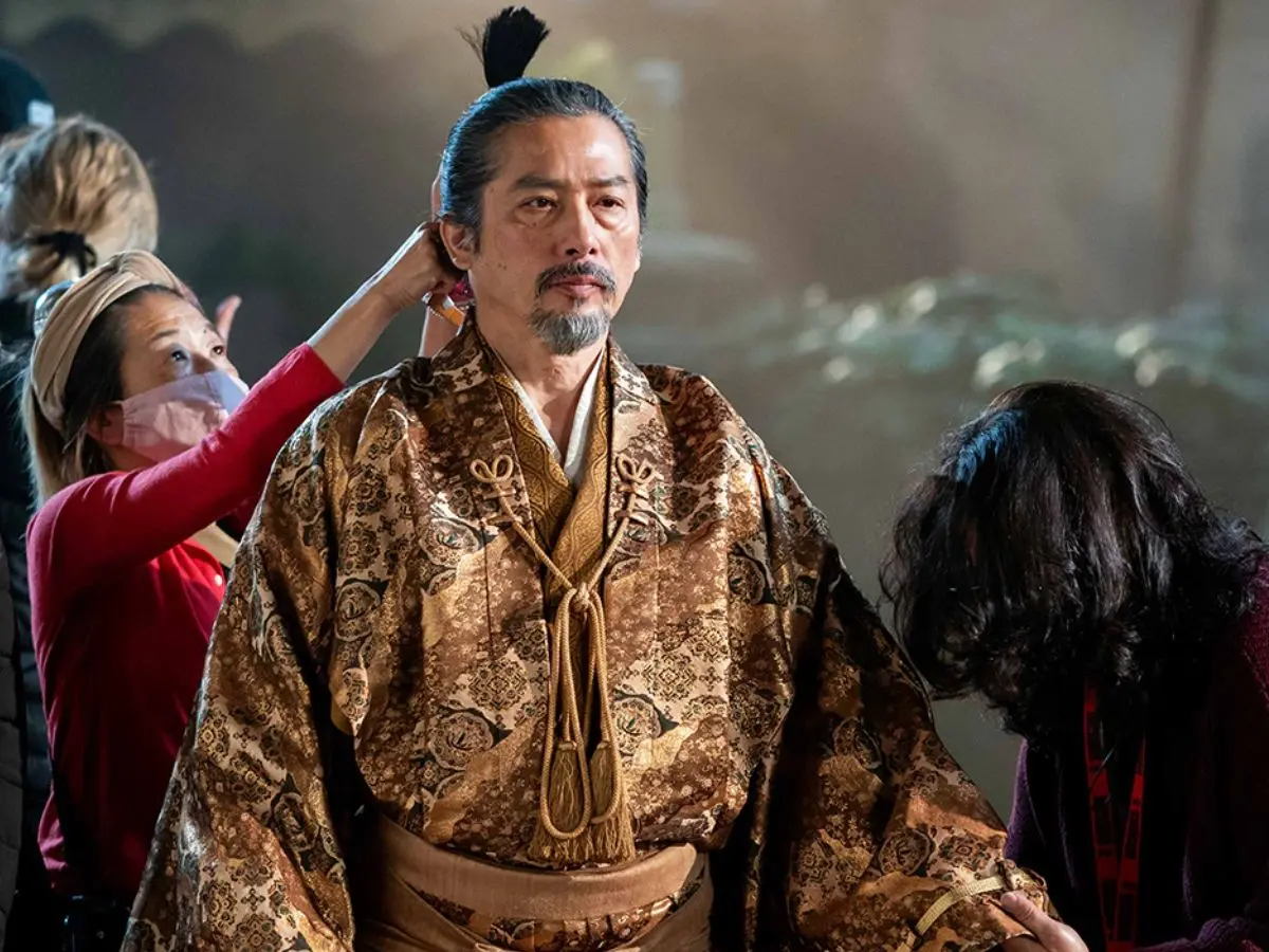 Hiroyuki Sanada durante preparação de figurino em Xógum