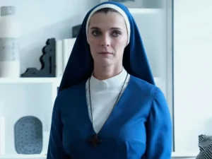 Betty Gilpin na minissérie Senhora Davis