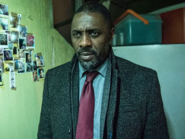 Idris Elba em cena de Luther