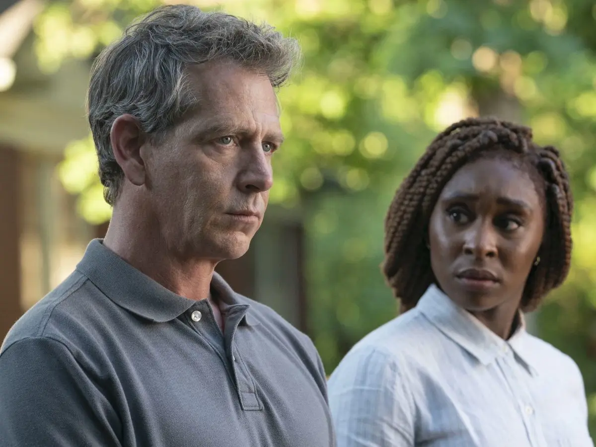 Ben Mendelsohn com Cynthia Erivo em The Outsider