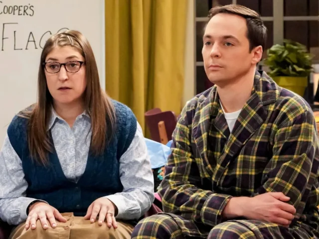 Mayim Bialik e Jim Parsons em The Big Bang Theory
