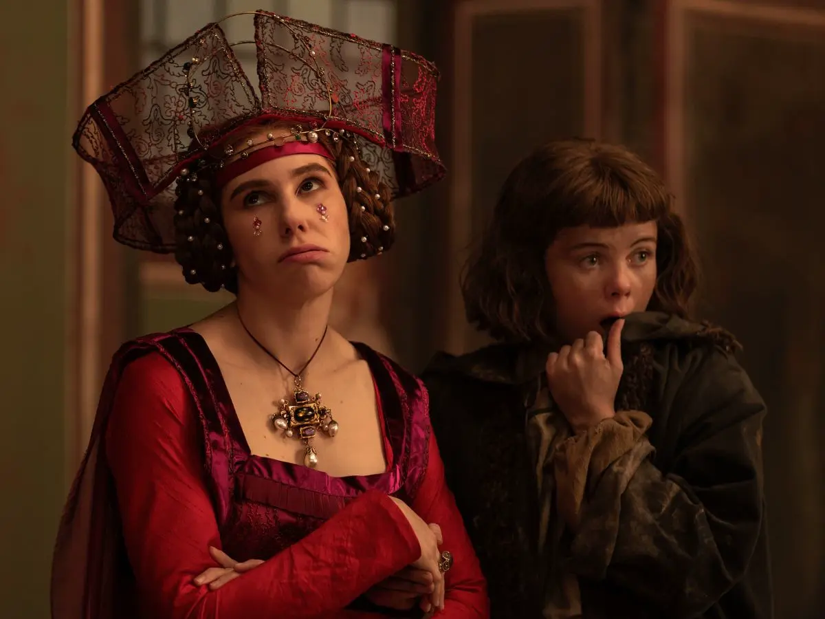 Zosia Mamet (à esq;) com Saoirse-Monica Jackson em Decameron
