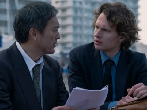 Ken Watanabe (à esq.) com Ansel Elgort em Tokyo Vice Ken Watanabe (à esq.) com Ansel Elgort em Tokyo Vice