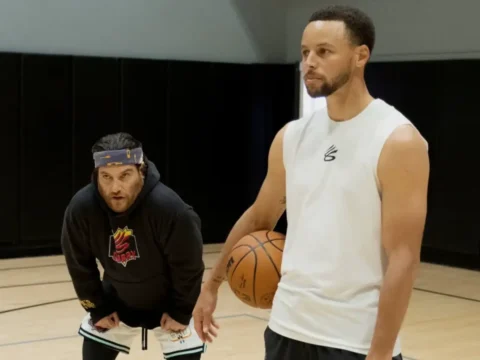 Stephen Curry (de regata branca) com Adam Pally em Mr. Throwback Stephen Curry (de regata branca) com Adam Pally em Mr. Throwback