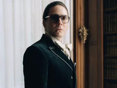 Daniel Brühl na série Becoming Karl Lagerfeld Daniel Brühl na série Becoming Karl Lagerfeld