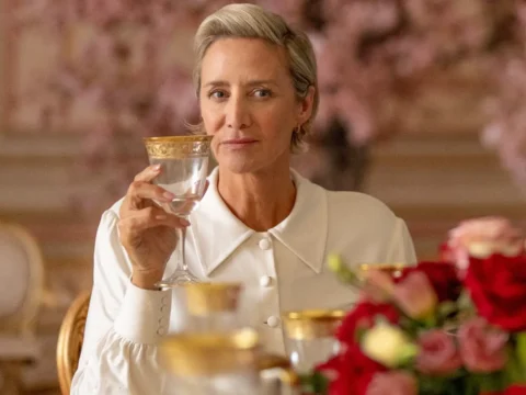 Janet McTeer como a deusa Hera em Kaos Janet McTeer como a deusa Hera em Kaos