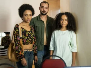 Kênia Bárbara (à esq.), Eduardo Sterblitch) e Gi Fernandes em Os Outros