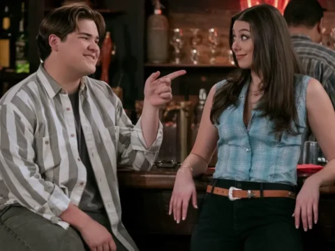 Maxwell Donovan com Kira Kosarin em That '90s Show Maxwell Donovan com Kira Kosarin em That '90s Show