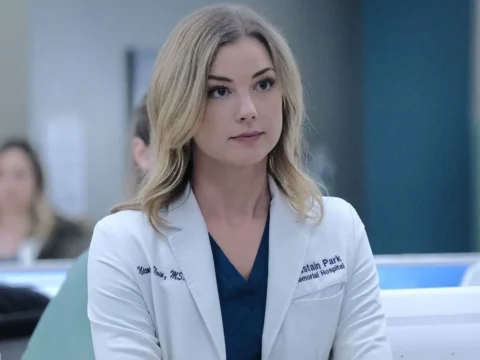 Emily VanCamp em cena de The Resident Emily VanCamp em cena de The Resident